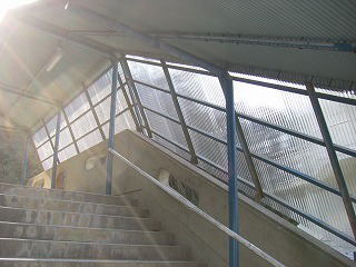 写真：体育館前階段防雨壁　中景